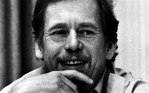 Havel là người nghiện thút thuốc lá nặng và mắc bệnh phổi.