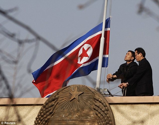 Quốc kỳ Triều Tiên tại Đại sứ quán ở Bắc Kinh đã được hạ xuống thấp một nửa để tưởng niệm cái chết của Chủ tịch Kim