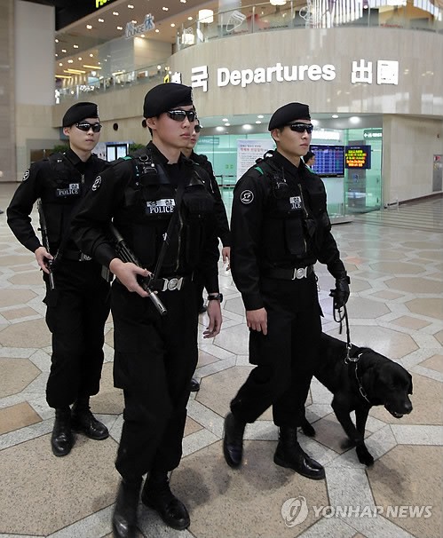 Cảnh sát Hàn Quốc được triển khai thắt chặt an ninh tại sân bay quốc tế Gimmpo, tây Seoul.