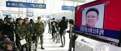 Các binh sĩ Hàn Quốc xem tin tức về cái chết của Chủ tịch Kim trên truyền hình