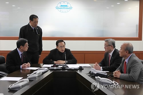 Tổng thống Hàn Quốc Lee Myung-bak chủ trì một cuộc họp khẩn cấp của Hội đồng An ninh Quốc gia tại văn phòng tổng thống Cheong Wa Dae ở Seoul