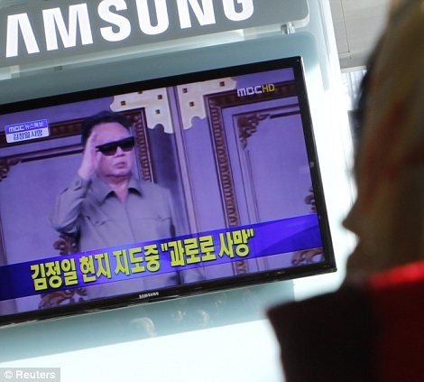 Người dân Hàn Quốc xem tin tức trên đài truyền hình