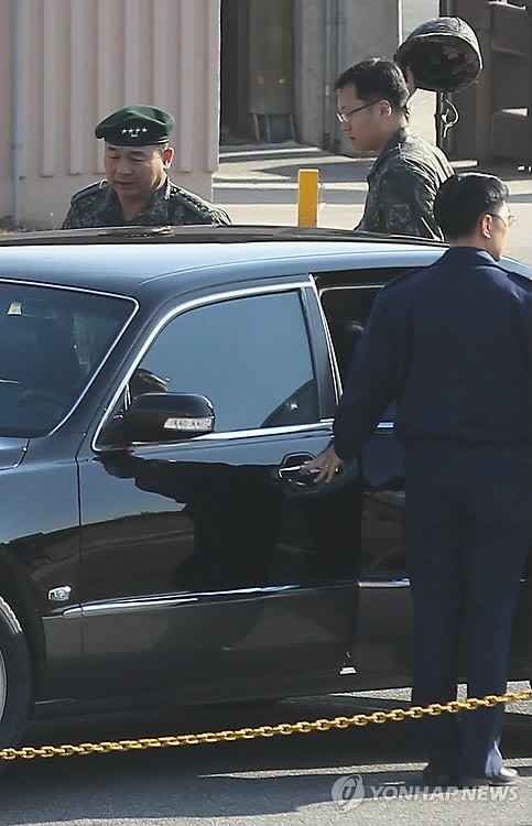 Thiếu tướng Jung Seung Jo, tham mưu trưởng Bộ Tổng tham mưu liên quân Hàn Quốc (JCS) (trái) kết thúc sớm chuyến thăm một đơn vị tiền tuyến, vội vã kết thúc sớm chuyến đi và lên xe riêng trở về Bộ Quốc phòng Hàn Quốc ở Seoul sau khi nhận được tin Chủ tịch Kim qua đời.