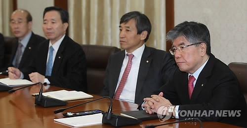 Kim Choong-soo (phải), Thống đốc Ngân hàng Hàn Quốc (BOK) chù trì một cuộc họp khẩn cấp nhằm thảo luận về các biện pháp duy trì sự ổn định của thị trường tài chính Hàn Quốc trong bối cảnh Chủ tịch Kim qua đời.