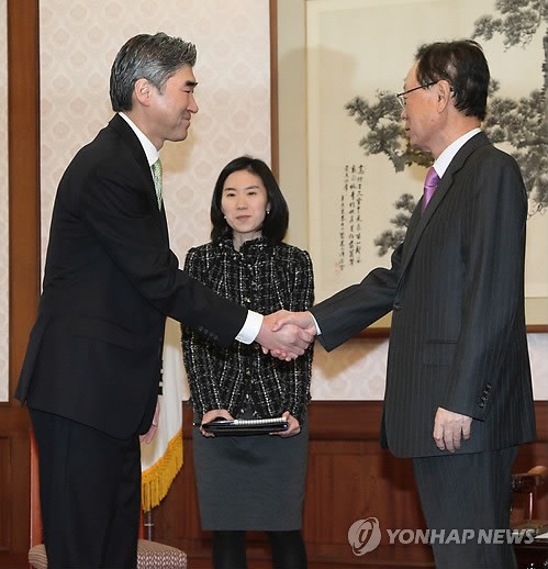 Đại sứ Mỹ tại Hàn Quốc Kim Sung (trái) bắt tay phát ngôn viên Quốc hội Hàn Quốc Park Hee Tae trong cuộc gặp gỡ tại Seoul sau khi nhận được thông tin về cái chết của Chủ tịch Kim
