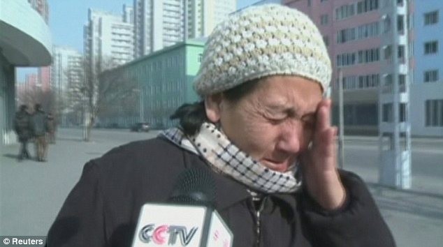 Một người phụ nữ Triều Tiên không cầm được nước mắt khi trả lời phỏng vấn phóng vân CCTV