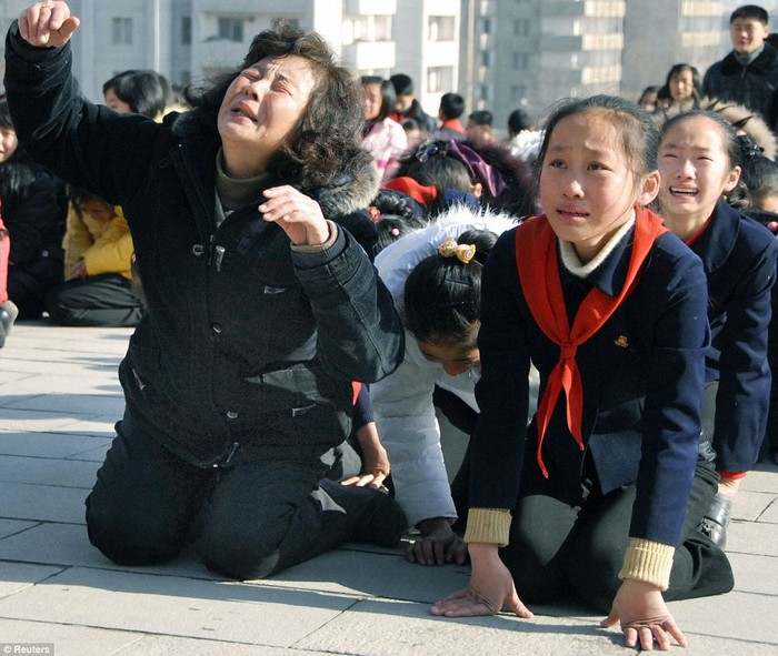 Người dân Bình Nhưỡng quỳ khóc thương tiếc nhà lãnh đạo Kim Jong Il