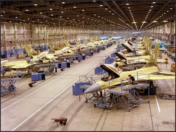 Bên trong xưởng sản xuất máy bay quân sự của Mỹ