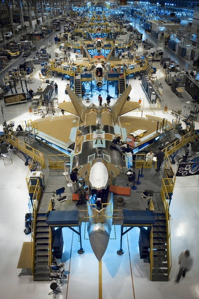 Bên trong xưởng sản xuất máy bay quân sự của Mỹ