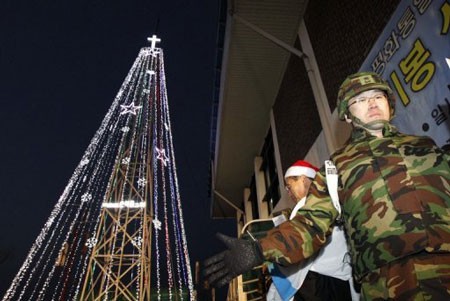 Binh lính Hàn Quốc gác bên cây thông Giáng sinh gần biên giới liên Triều năm 2010.