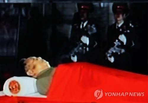 Thi hài của Chủ tịch Kim được đặt trong chiếc quan tài kính, với chiếc chăn màu đỏ đắp tới ngang ngực.