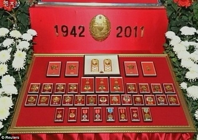 Các tấm huy chương Chủ tịch Kim đã giành được trong suốt sự nghiệp chính trị của mình được đặt phía trước linh cữu của ông