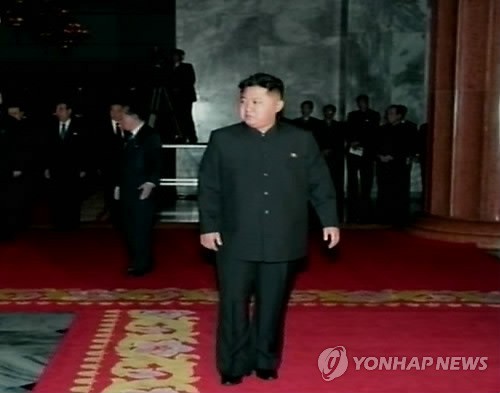 Ngày 20/12, đài truyền hình quốc gia Triều Tiên đã cho công bố hình ảnh thi thể của Chủ tịch Kim Jong Il được đặt trong một quan tài kính tại hội trường bên trong lăng Kumsusan và người kế nhiệm, Đại tướng Kim Jong Un cùng nhiều quan chức cấp cao Triều Tiên tới viếng ông..Đại tướng Kim Jong Un, con trai út và được cho là người kế nhiệm vị trí của nhà lãnh đạo Kim Jong Un tới lăng Kumsusan ở Bình Nhưỡng viếng nhà lãnh đạo Triều Tiên
