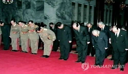 Theo Yonhap, những bức ảnh này do Korean Central TV Broadcasting Station công bố ngày 20/12.Đại tướng Jong Un và các quan chức cấp cao Triều Tiên viếng Chủ tịch Kim