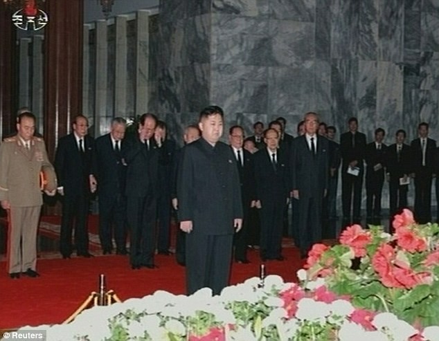 Đại tướng Kim Jong Un bật khóc trước linh cữu của Chủ tịch Kim Jong Il