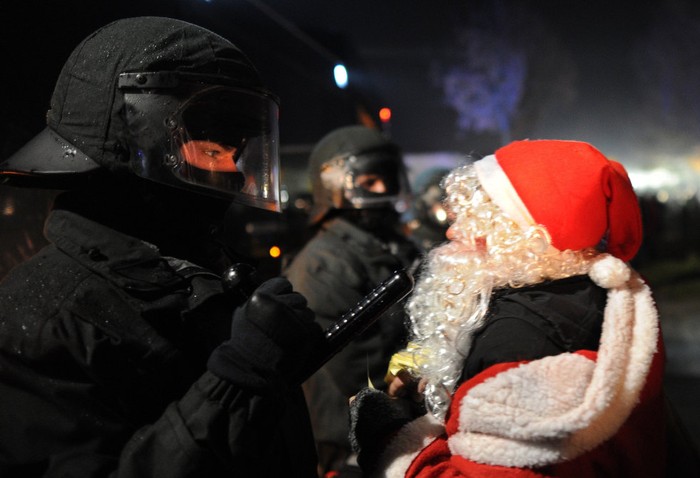 Cảnh sát cảnh báo một người biểu tình ăn mặc như ông già Noel trong cuộc biểu tình chống chất thải hạt nhân tại Metzingen, Lower Saxony, Đức ngày 24/11/2011