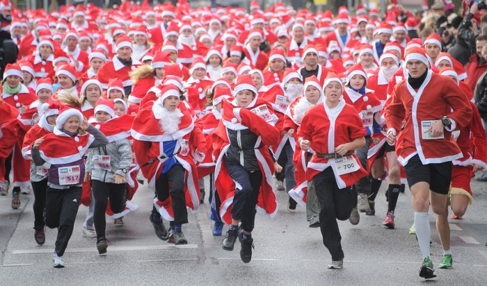 Hơn 700 người tham gia cuộc thi chạy "Santa Run" lần thứ 3 tại Đức ngày 4/12/2011