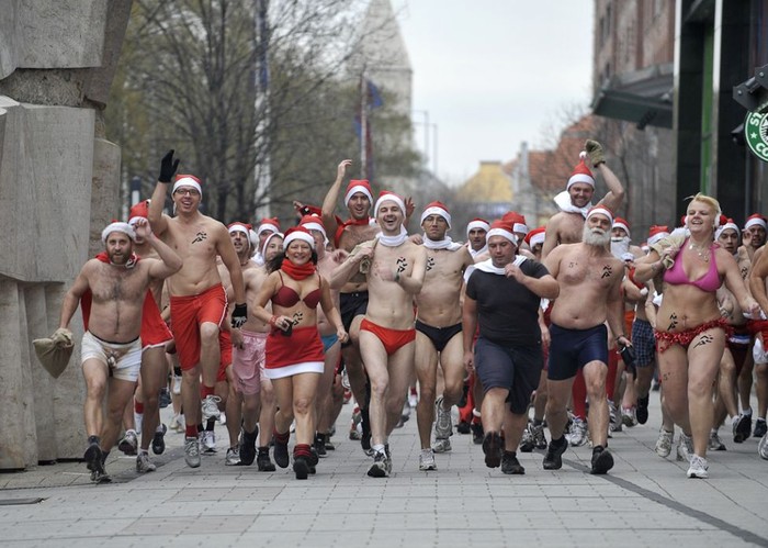 Các vận động viên thi chạy bằng trang phục của ông già Noel tại cuộc thi "Santa Claus Run" được tổ chức hàng năm ở Budapest ngày 11/12/2011