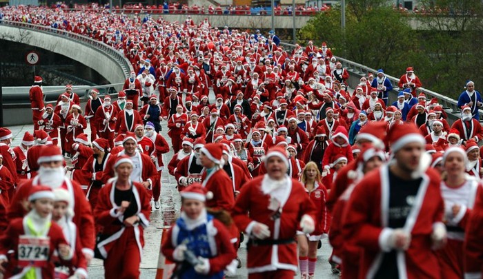 Các ông già Noel trong cuộc thi "Santa Dash" ở Liverpool, Anh ngày 14/12/2011. Hàng ngàn thí sinh đã tham gia cuộc thi chạy 5 km này qua các đường phố trung tâm thành phố trong trang phục của ông già Noel.