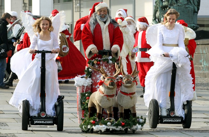 Ông già Noel và các thiên thần xuống đường phố Berlin ngày 3/12/2011