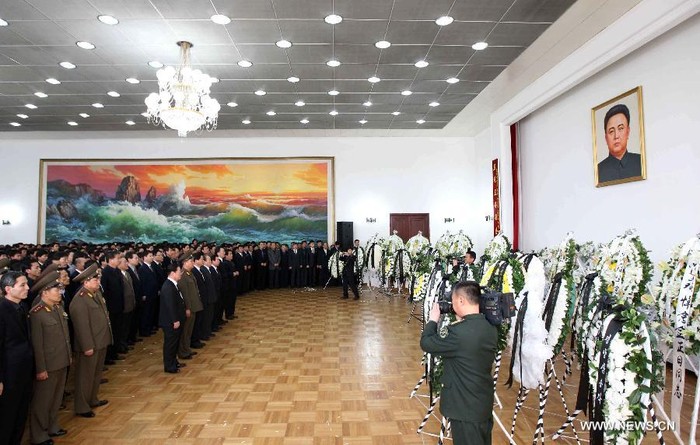 Các quan chức Triều Tiên dâng vòng hoa tưởng niệm Chủ tịch Kim. Ảnh Xinhua