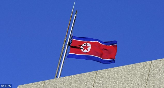 Lá quốc kỳ đã được hạ xuống thấp một nửa báo hiệu quốc tang ở Triều Tiên. Ảnh Daily Mail