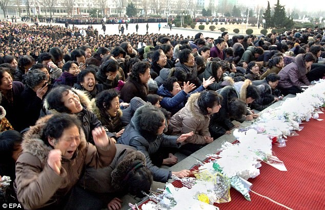 Hàng trăm ngàn người dân Bình Nhưỡng đã tới Đài tưởng niệm ở trung tâm thủ đô đặt hoa tưởng niệm Chủ tịch Kim Jong Il