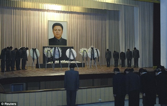 Những vòng hoa trắng đặt trước bức chân dung của Chủ tịch Kim tịa Bình Nhưỡng. Ảnh Daily Mail
