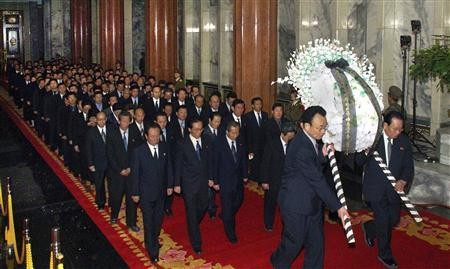 Đoàn người tới lăng Kumsusan viếng Chủ tịch Kim. Ảnh Reuters