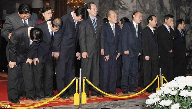Các quan chức Triều Tiên viếng Chủ tịch Kim. Ảnh Daily Mail