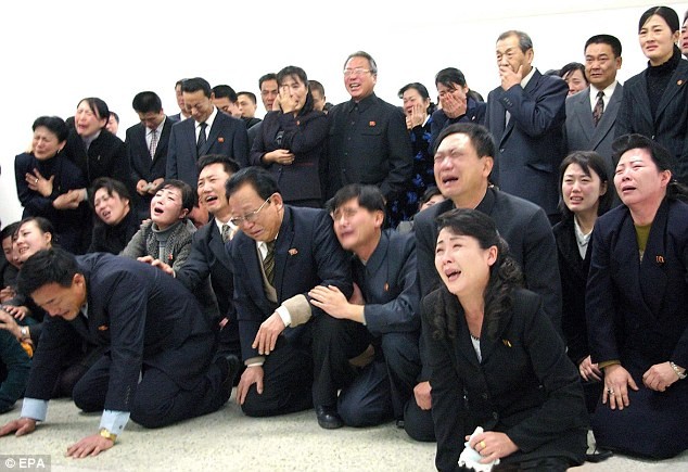 Người dân Triều Tiên tại các điểm viếng Chủ tịch Kim ở thủ đô Bình Nhưỡng. Ảnh Daily Mail