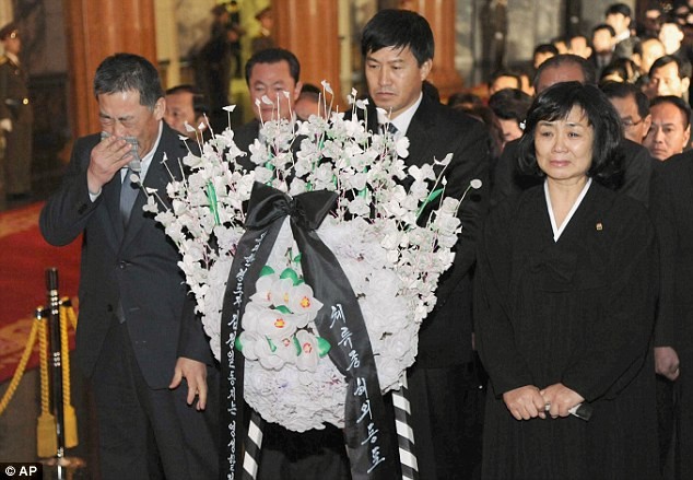 Vòng hoa trắng dẫn đầu đoàn người tới lăng Kumsusan viếng Chủ tịch Kim. Ảnh Daily Mail