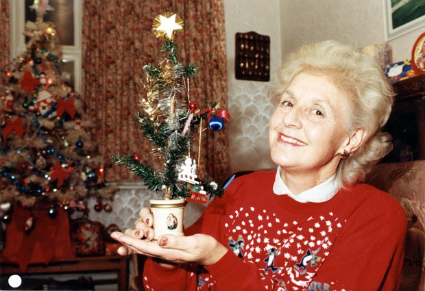 Cây thông Noel lâu đời nhất thế giới thuộc sở hữu của bà Janet Parker sống tại Chippenham, Wiltshire, Anh. Cây thông này có trong gia đình bà từ năm 1886. Cây thông chỉ cao 30 cm nhưng được trang trí rất công phu.
