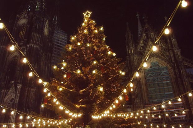 Cây giáng sinh nhiều bóng đèn tháp sáng nhất thế giới là cây giáng sinh tại Nhà thờ chính tòa Cologne, Cologne, Đức năm 2006. Trên cây Giáng sinh này có 15.000 bóng đèn được thắp sáng cùng một lúc.