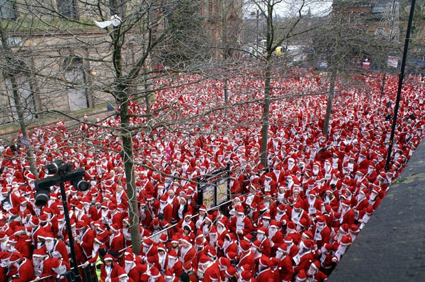 Kỷ lục số lượng ông già Noel tập trung tại cùng một địa điểm, trong cùng một lúc là 13.000 ông già Noel cùng có mặt trên Quảng trường Guildhall thành phố Derry, miền bắc Ireland (Anh Quốc) vào ngày 9/12/2007.