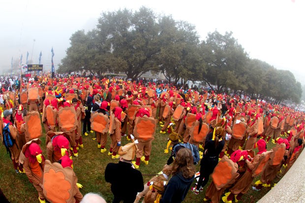 Nhiều người ăn mặc giống gà tây nhất thế giới diễn ra tại Texas, Mỹ vào ngày 24/11/2011 với sự tham gia của 661 người