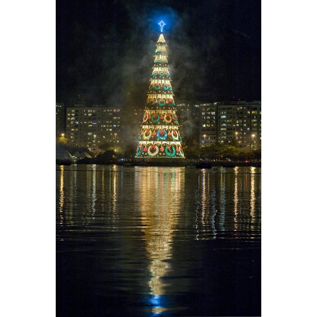 Cây thông Noel nổi lớn nhất thế giới là cây thông Noel cao 85m đặt trên hồ nước tại Rodrigo De Freitas Lagoon, Rio De Janeiro, Brazil vào năm 2007.