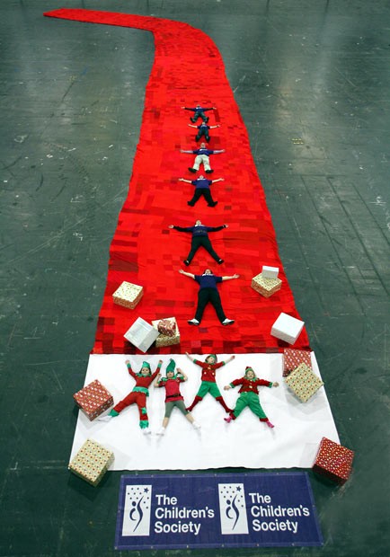 Chiếc tất Giáng sinh lớn nhất thế giới có chiều dài 32,56m, rộng 14,97m do Hiệp hội Trẻ em (Anh) ở London làm ra và cho ra mắt vào ngày 14 tháng 12 năm 2007.