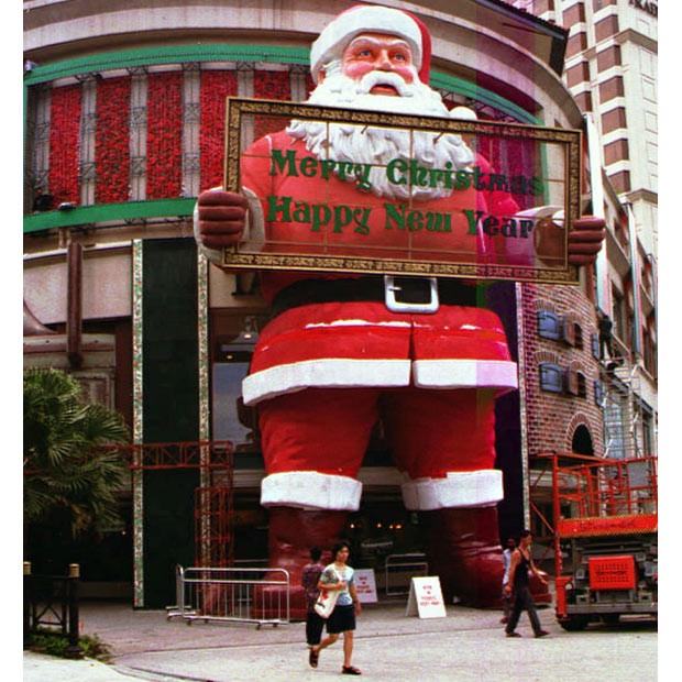 Ông già Noel lớn nhất thế giới là ông già Noel có chiều cao 15,6m, rộng 11m và sâu 4m. Ông già Nole khổng lồ này được đặt trước cửa lối vào Tanglin Mall ở Singapore từ ngày 10/11/1996 tới tháng 3/1997. Ông già Noel này nặng 2,5 tấn và được làm từ bọt tổng hợp và kim loại.