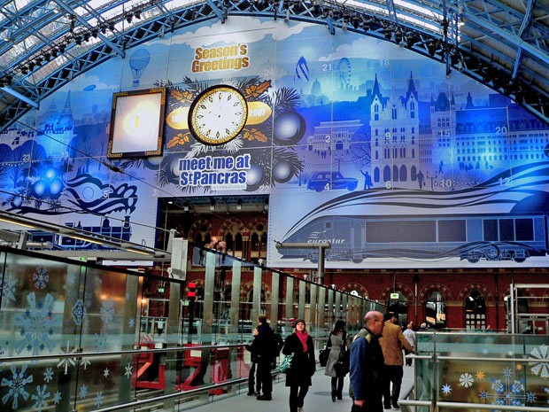 Lịch Giáng sinh lớn nhất thế giới có chiều cao 71m, rộng 23m. Nó được đặt tại ga St Pancras, London, Vương quốc Anh trong tháng 12/2007 nhân dịp nhà ga này vừa được tân trang.