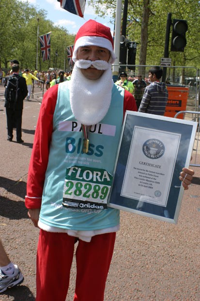 Ông già Noel chạy marathon nhanh nhất thế giới là Paul Simons (Anh). Người đã giành giải nhất trong cuộc thi chạy của những người ăn mặc như ông già Noel tại các Flora London Marathon, Luân Đôn, Vương quốc Anh ngày 26/4/2009 với thành tích 2 giờ 55 phút 55 giây.