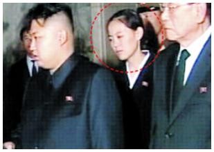 Người phụ nữ trẻ đứng khóc phía sau Đại tướng Kim Jong Un bị đồn đoán là em gái hoặc vợ của ông