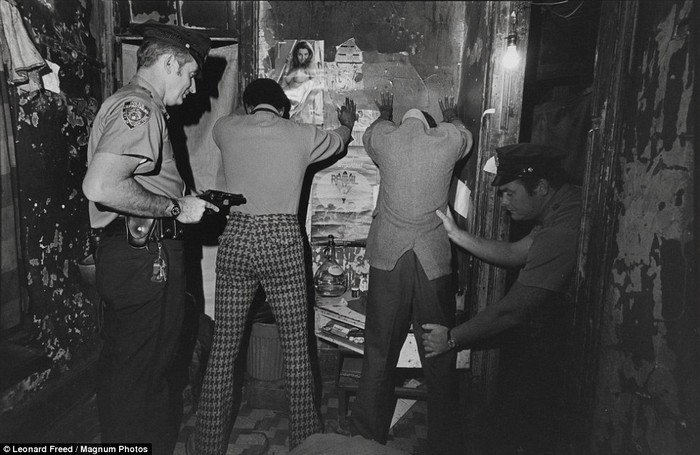 Năm 1972: cảnh sát New York bắt giữ những tên tội phạm nuôn ma túy trong tòa nhà cũ Harlem.