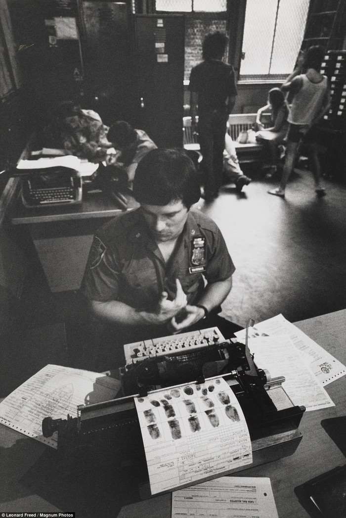 Ảnh chụp một viên cảnh sát đang hoàn thiện hồ sơ tội phạm tại trụ sở năm 1978