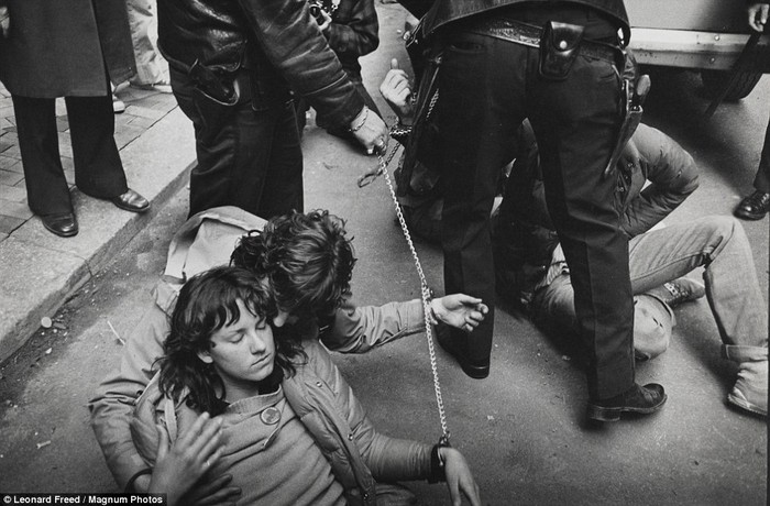 Năm 1979: cảnh sát New York bắt giữ những người biểu tình chính trị trẻ tuổi đang nằm trên đường phố trong tình trạng bị còng tay.