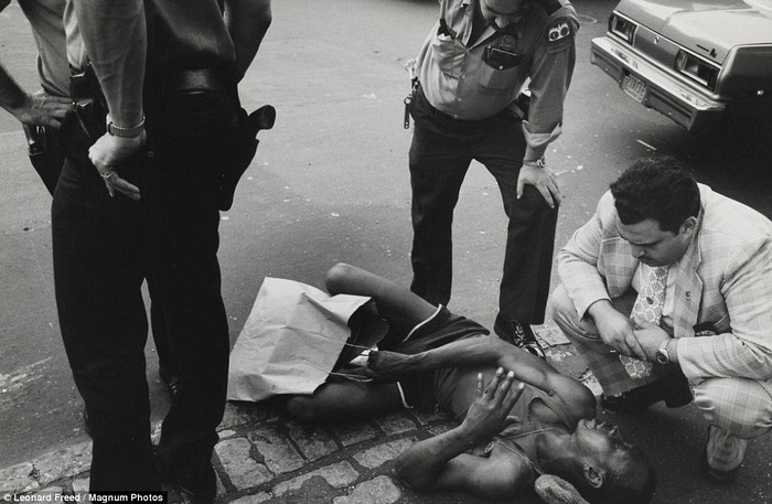 Năm 1978: Cảnh sát quận 9 bên cạnh một người đàn ông bị bệnh nằm trên phố chờ đợi được chuyển tới bệnh viện.