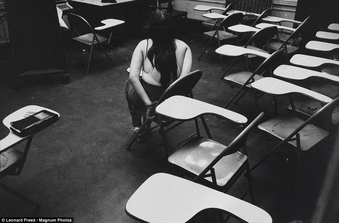 Một phụ nữ bị bắt giam tại trụ sở cảnh sát New York năm 1979