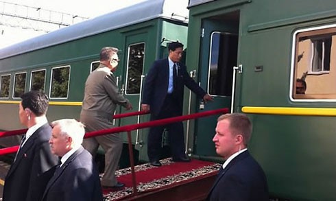 Nhà lãnh đạo Triều Tiên Kim Jong-il bước lên đoàn tàu riêng của mình tại Amur Oblast, Nga trong tháng 8/2011