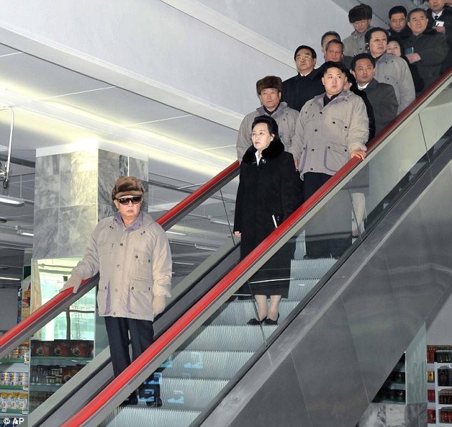 Chủ tịch Kim tại siêu thị đầu tiên ở Bình Nhưỡng 2 ngày trước khi ông qua đời
