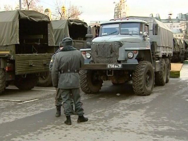 Nhân viên an ninh Nga và xe quân sự được triển khai tại quảng trường Bolotlaya, nơi dự kiến sẽ diễn ra cuộc biểu tình chống gian lận bầu cử quy mô lớn vào ngày 24/12